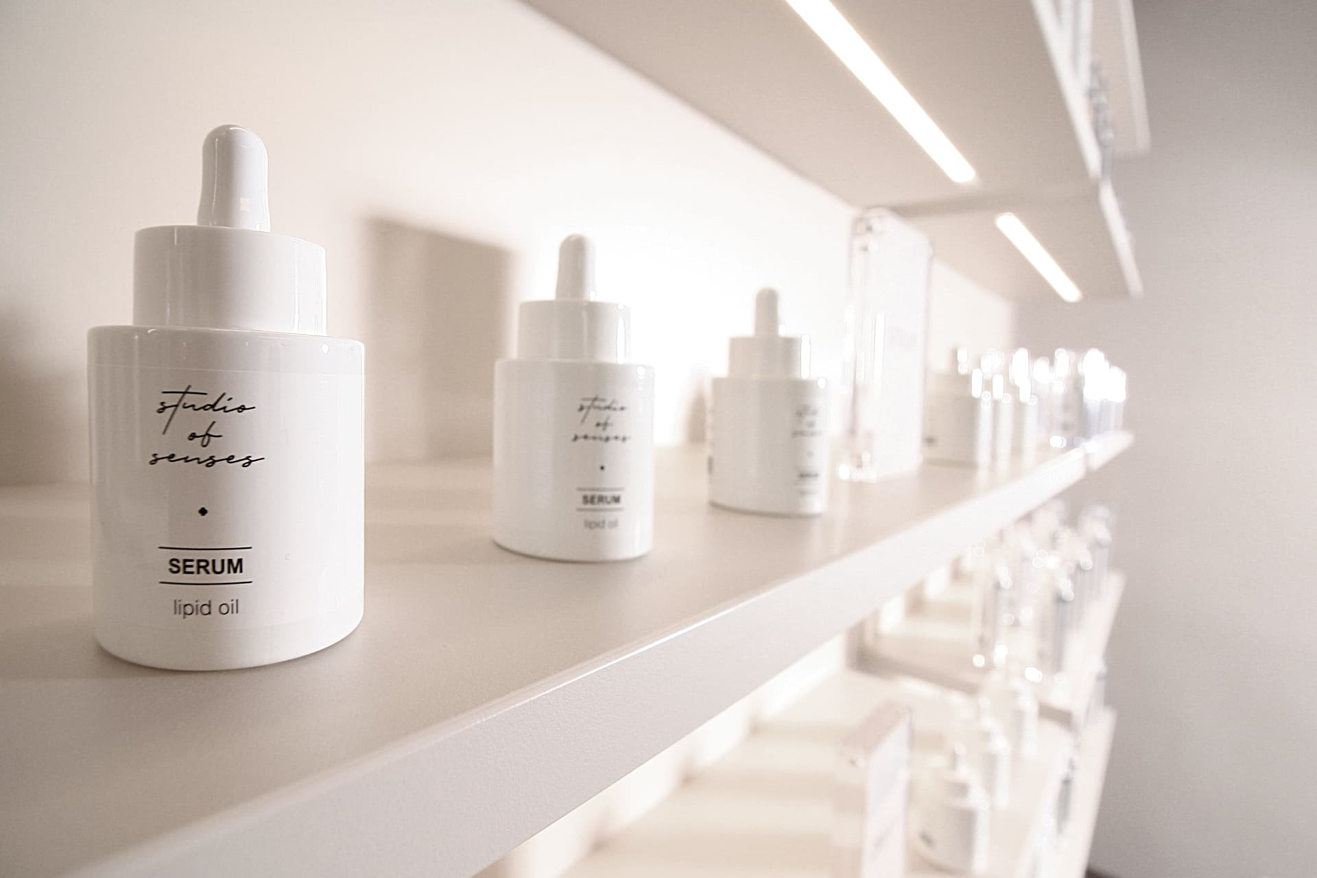 Serum-Flaschen von studio of senses® im Regal