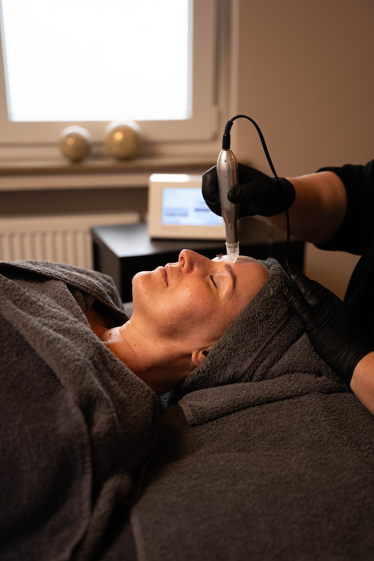 Microneedling-Behandlung mit dem REVIDERM SkinNeedler im studio of senses