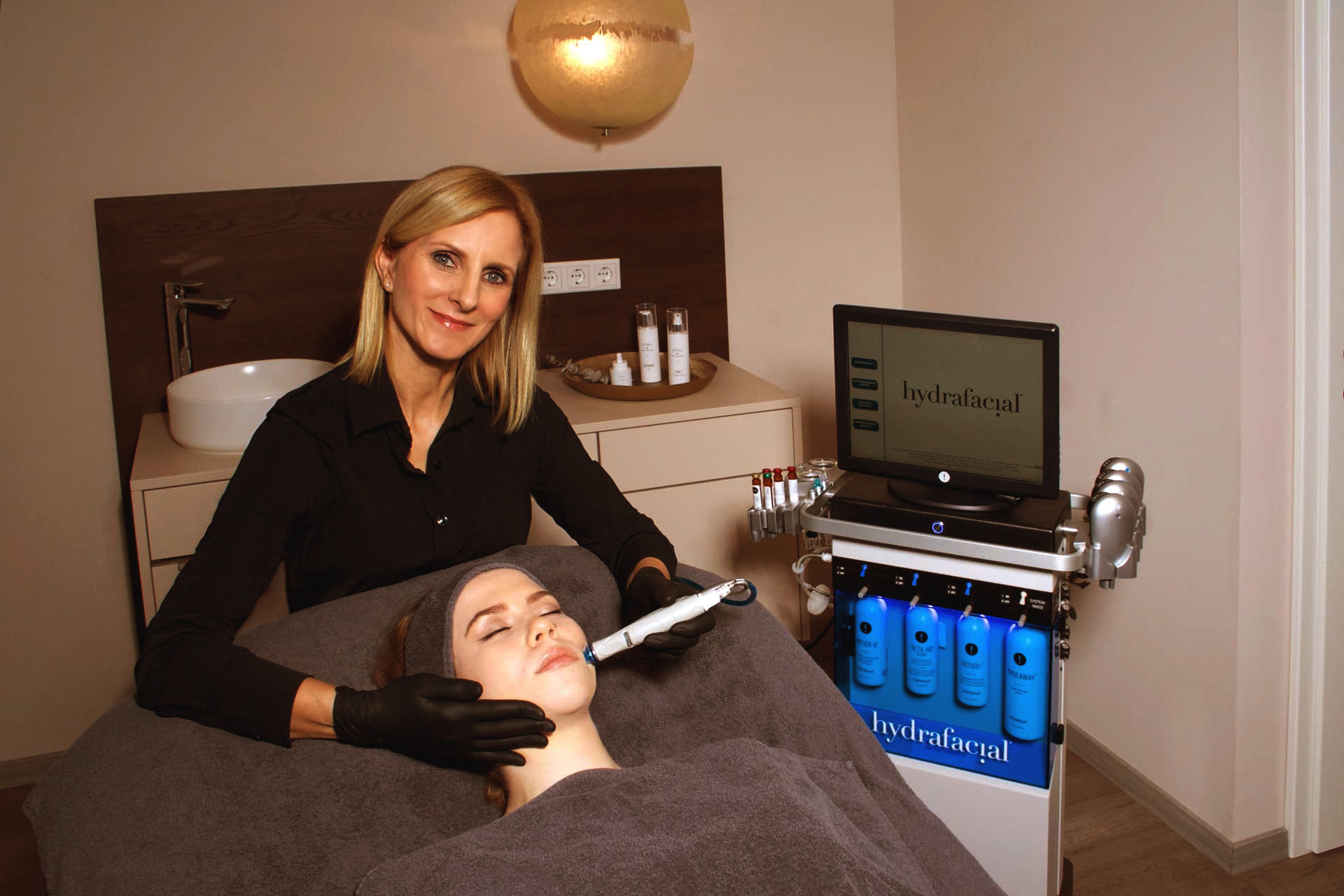 Simone Ihlenfeld bei einer HydraFacial-Behandlung im studio of senses