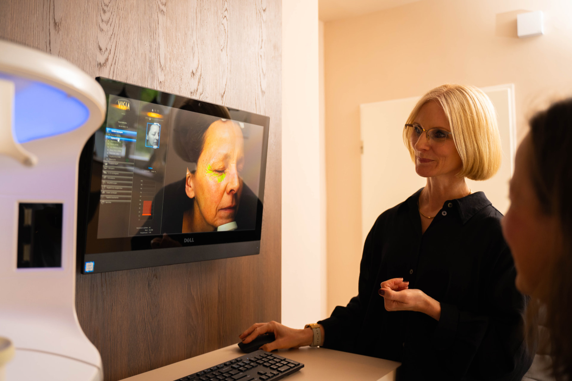 Hautanalyse im Beratungsgespräch im studio of senses®