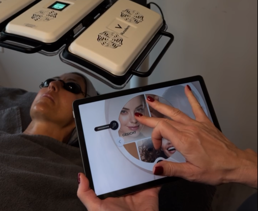 AuraDerm® LED-Behandlung mit Tablet-Steuerung im studio of senses